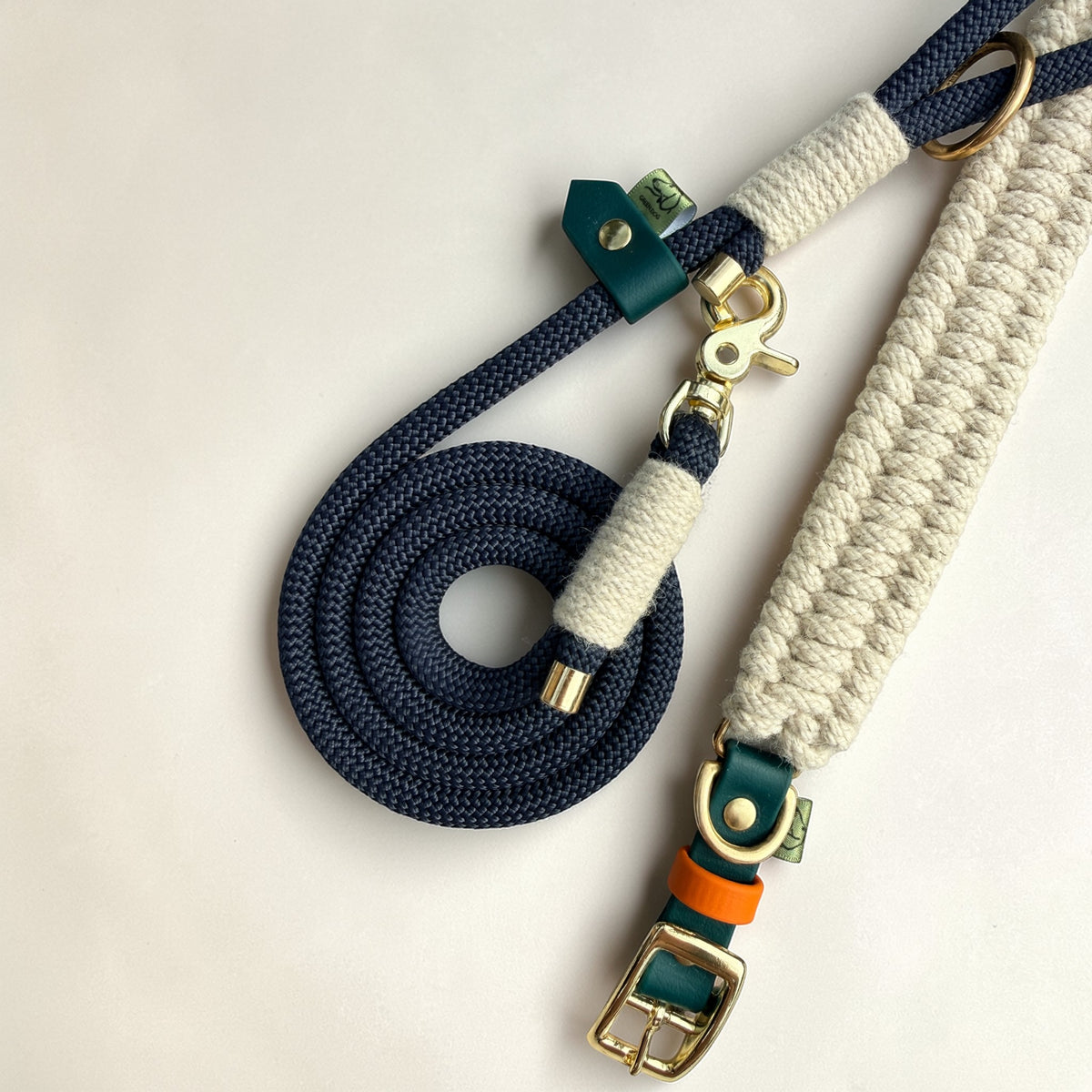 Close-up of Dingley Hybrid rope lead hardware — hunter green BioThane stopper, Dingley wool binding, solid brass trigger snap clip and O-ring, Green Dog