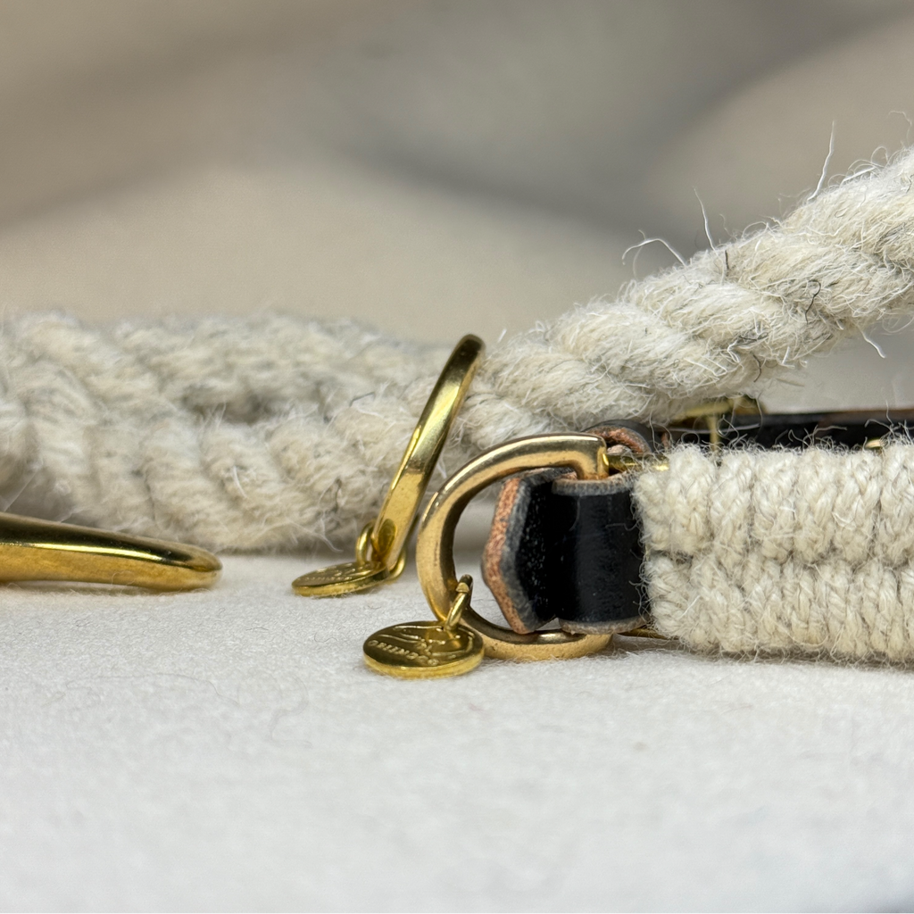 a close up of the Dingley wool dog collar and Swaledale wool rope dog lead with brass hardware